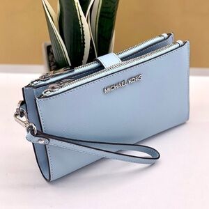 Michael Kors DoubleZip Wallet Wristlet
Phone Case VISTA BLUE